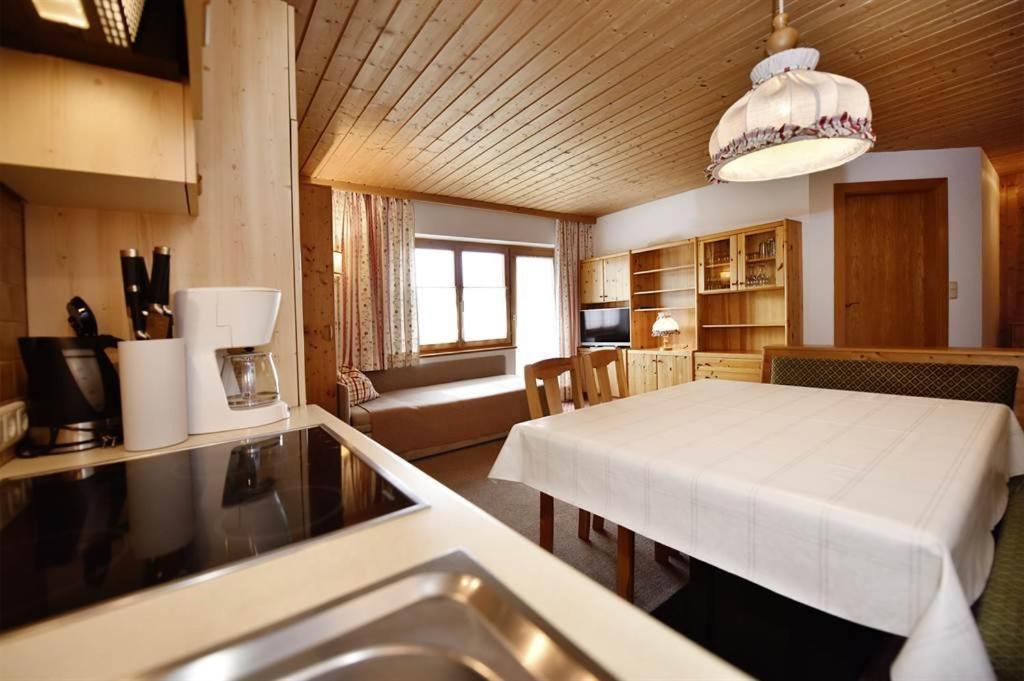 Berghof Gundalatsch Bed and Breakfast Gaschurn Exteriör bild